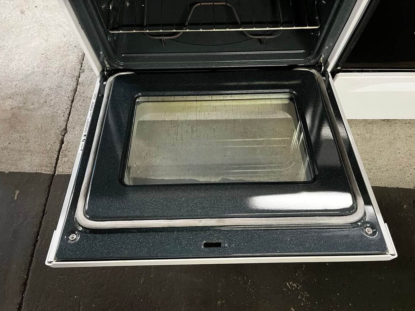 * 🎉 Holidays Sale ⚡️ GE  glass top electric range 220v 4 burner Refurbished in white  bake Broil   30" #ER39A1PB