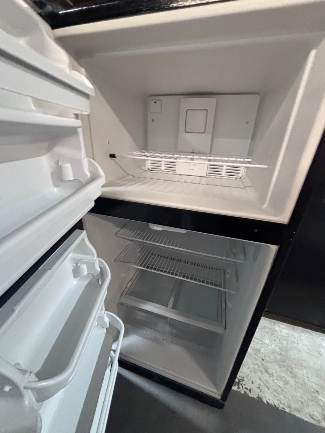 >>28”frigidaire  top freezer fridge white used-refurbished #FTFQZ1B