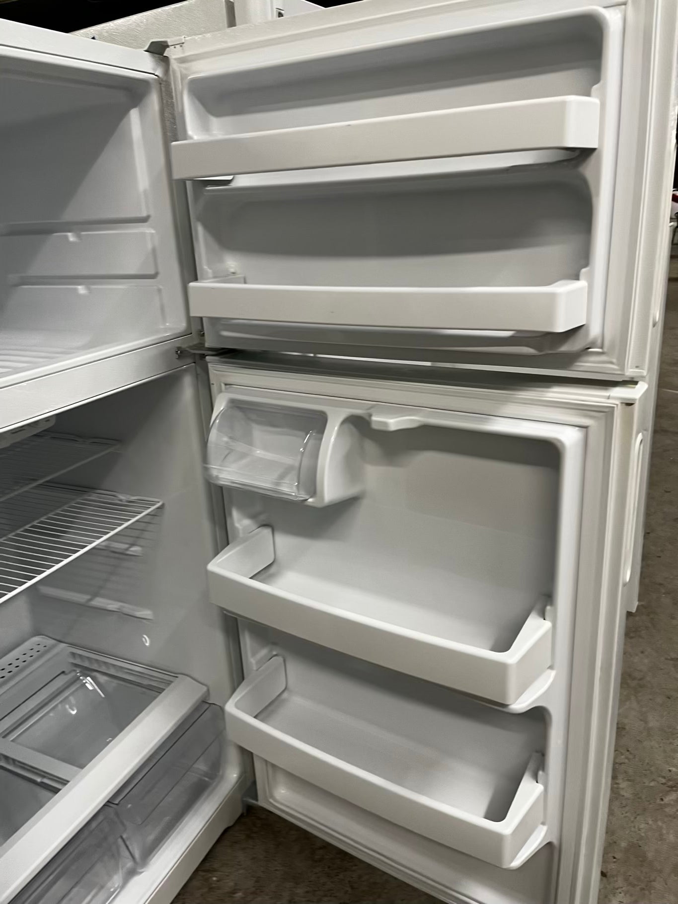 * Hotpoint top freezer refrigerator in white no ice maker 28" #RF903SB