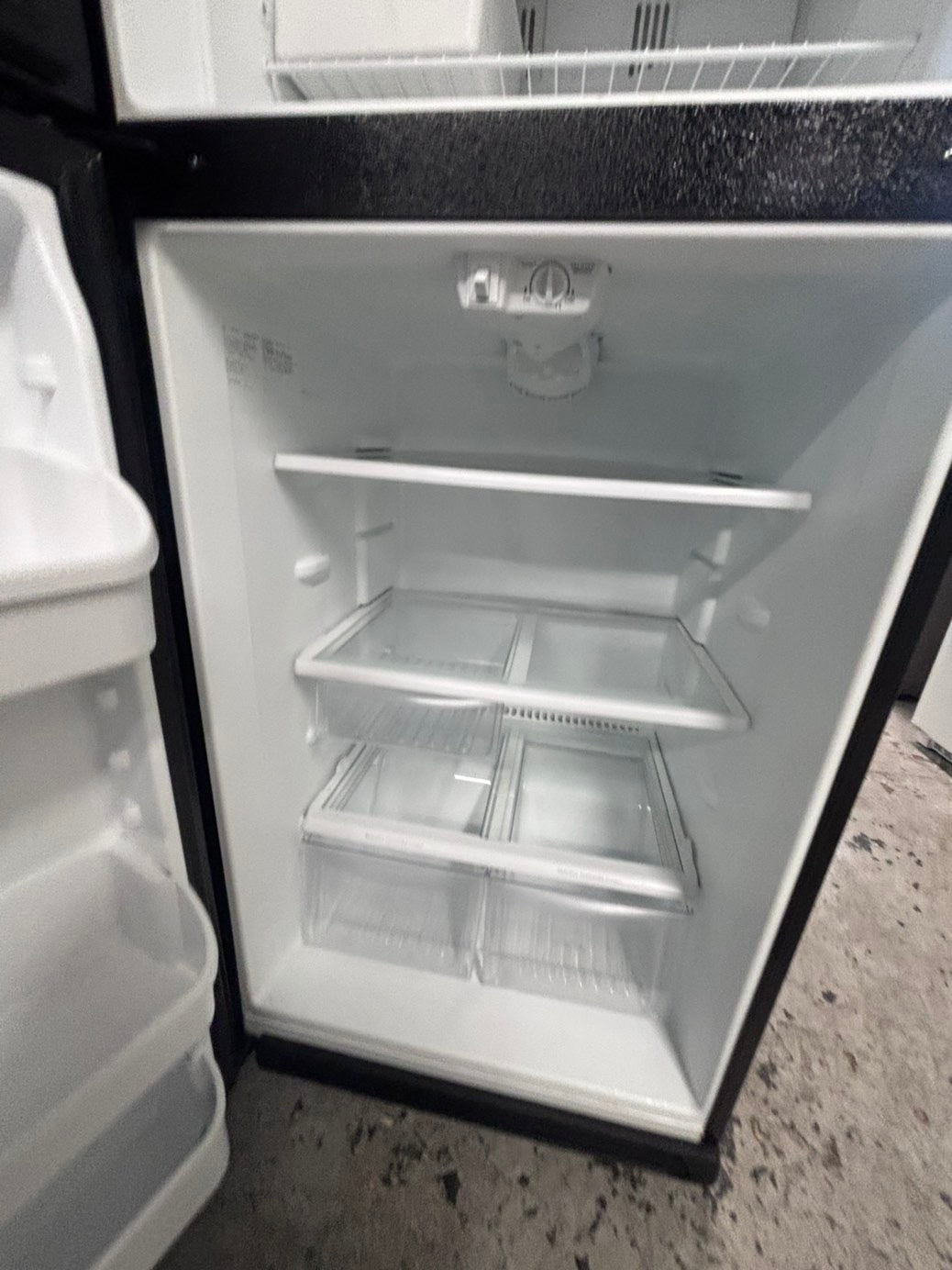 >sale🎈frigidaire  30”18cu.ft -top freezer refrigerator with ice maker black  color    -used refurbished 30” #FF9876B