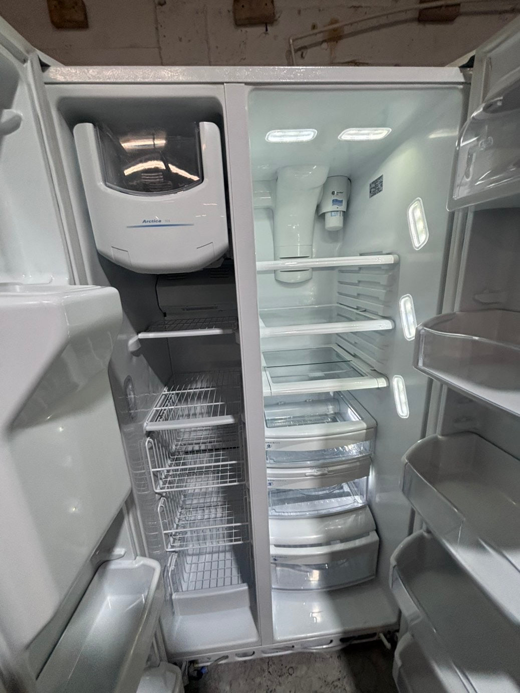 >>36” GE side by side Refrigerator and freezer white  w/ice water dispenser 36” #ARW663B