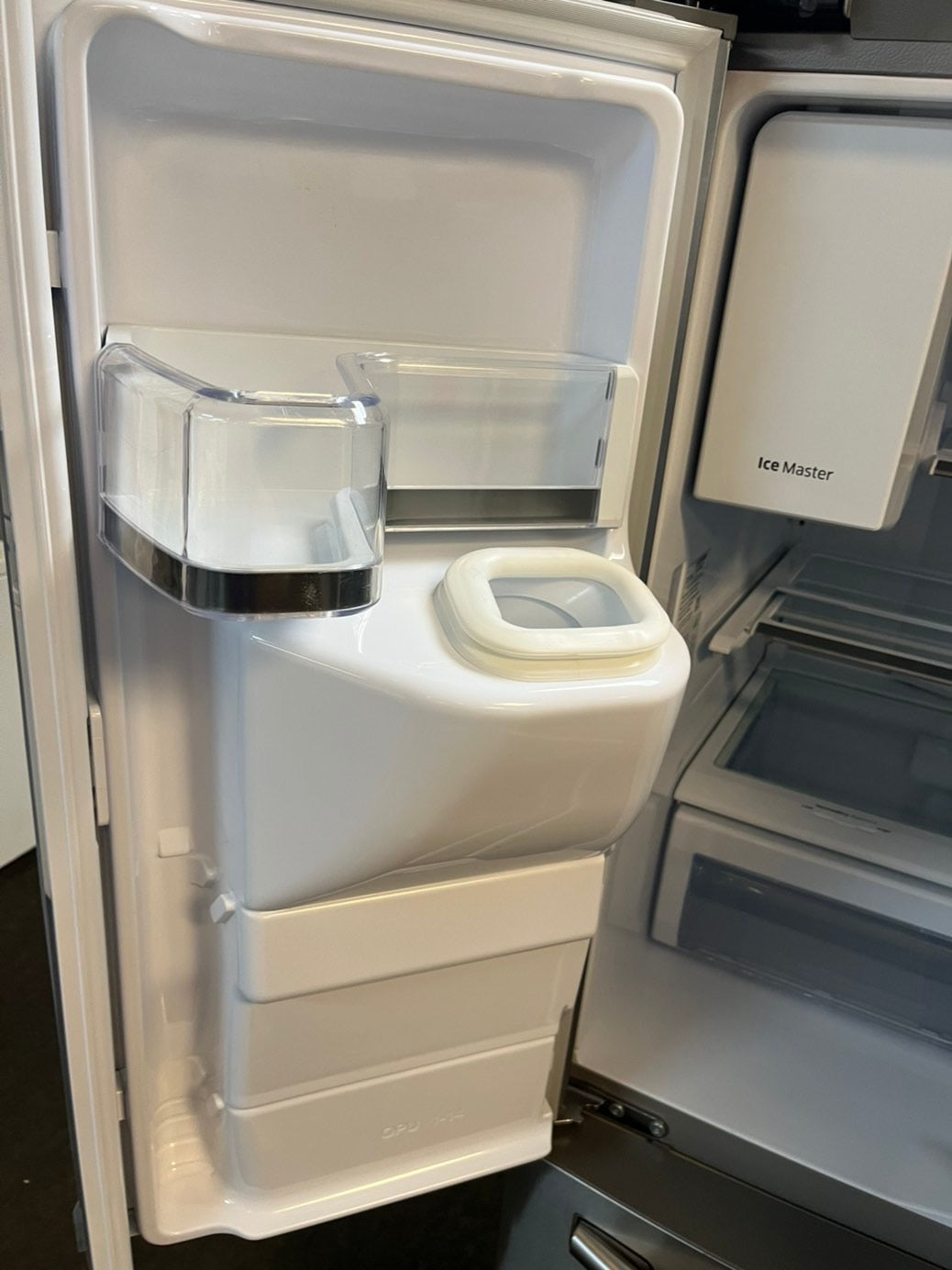 =•Samsung 33” wide 4-doors French door Refrigerator 33w x 69h 30”1/2depth. /stainless steel w/ ice water dispenser 33" #RFSMG338L