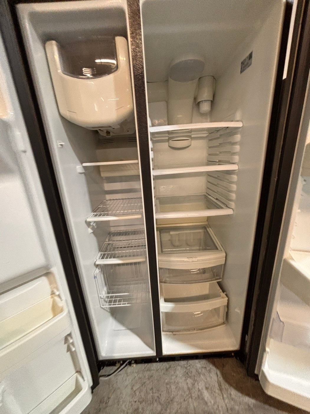 >*CLEARANCE🔥🔥GE Side x side  36”x 69”h x 29depth ,Refrigerator slate  with ice maker & water dispenser /. 36” 26cu.ft used-Refurbished. Item number  #RFU114B