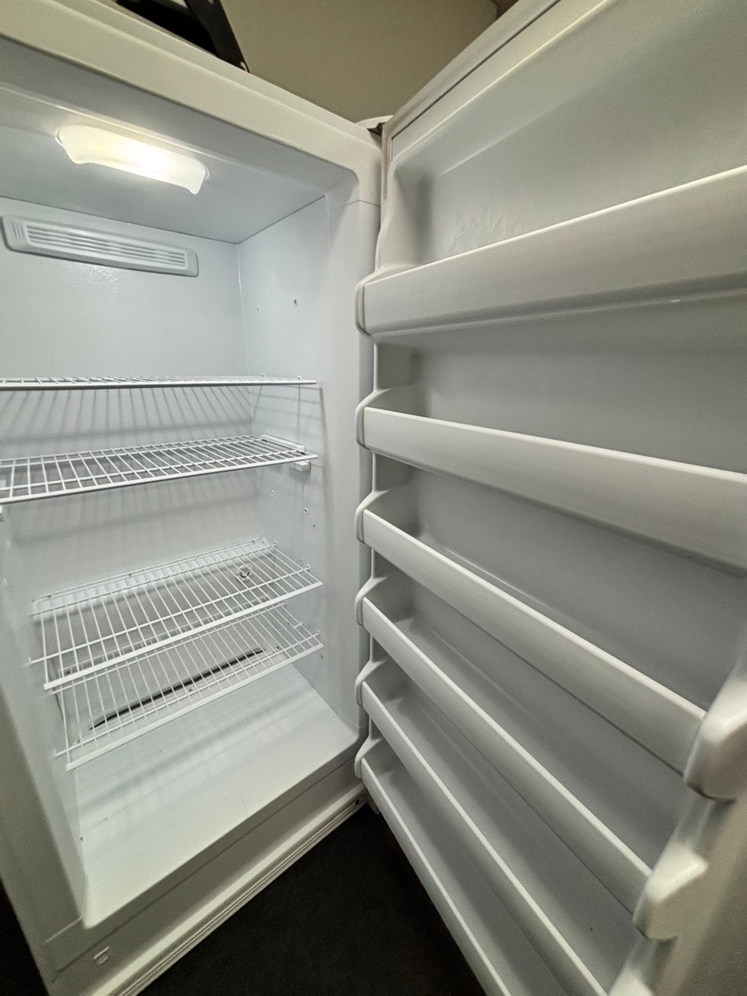 📢🔥black Friday sale 🔥🦃-Frigidaire 20 cu.ft up-right freezer white 34" #RF911L used-Refurbished