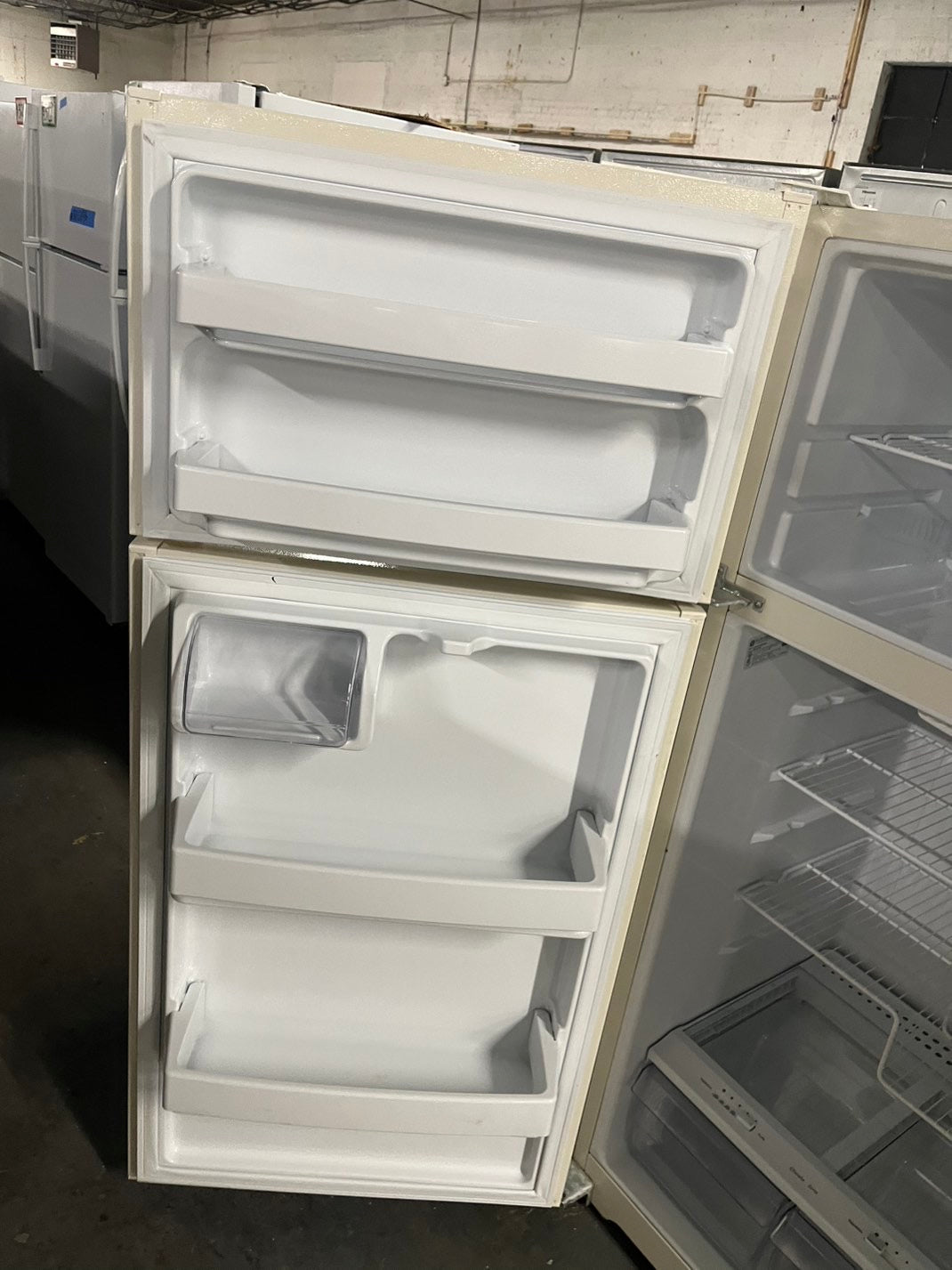 =28”Ge top freezer fridge off white used-refurbished #RFL56BB