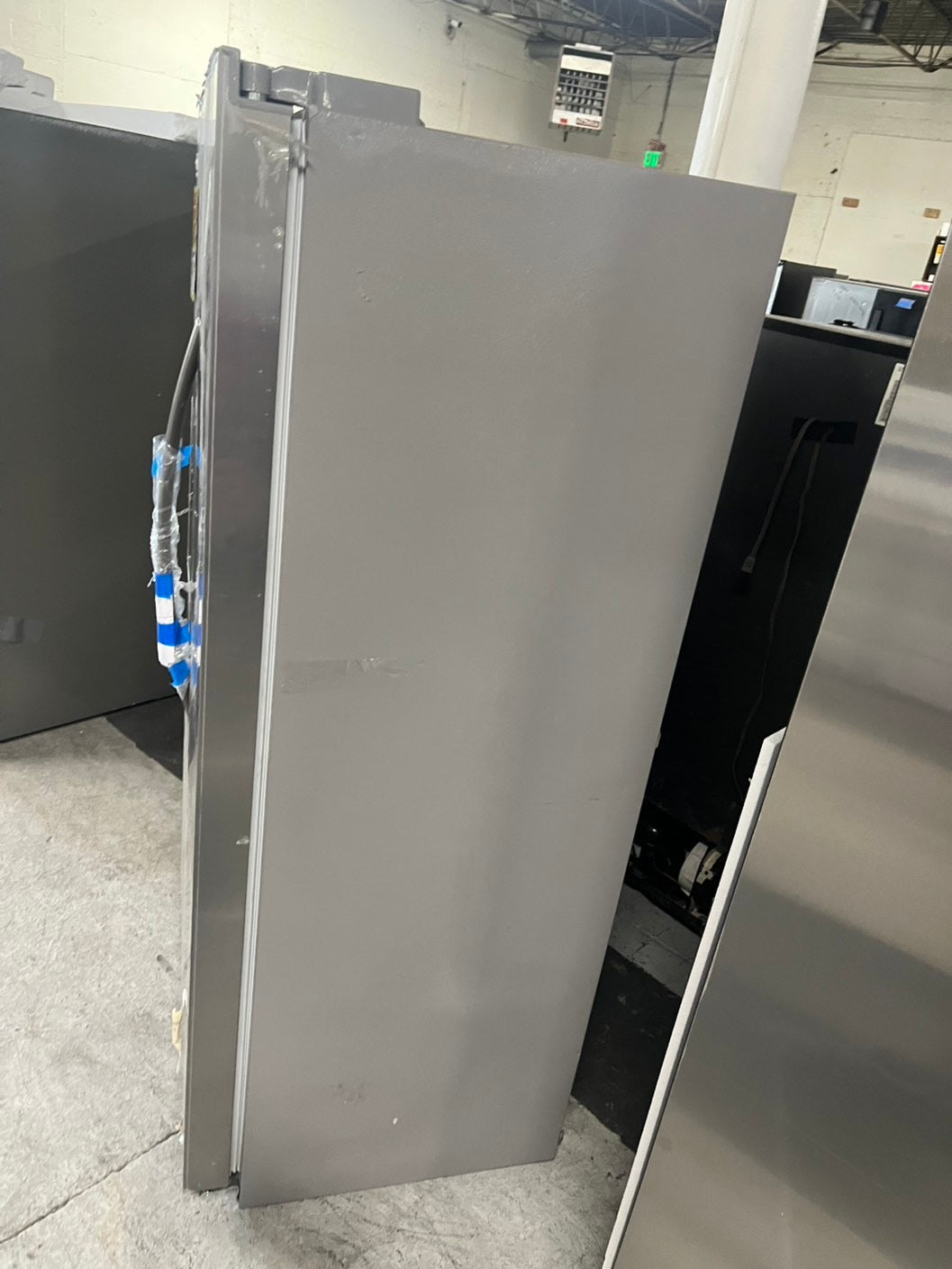 🎉Special 🎉Open Box 📦 | scratch & dent Frigidaire
36.1 in. 22.3 cu. ft. Counter Depth Side-by-Side Refrigerator in Stainless Steel with iced maker & water dispenser #FGAM23CBB