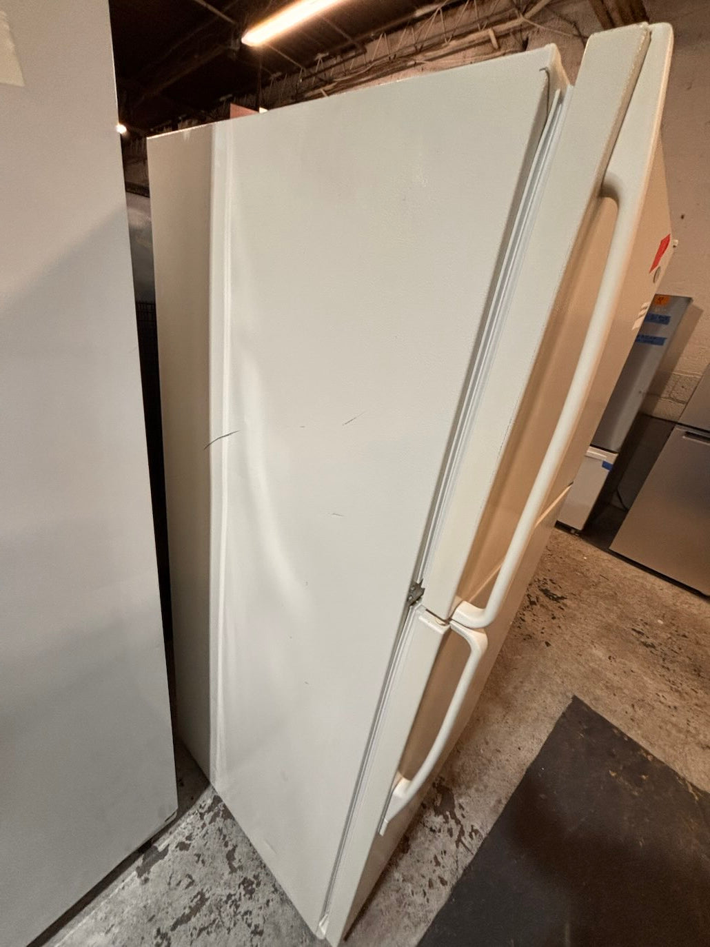 }}clearance 🔥whirlpool off white 30”x 66”heigth x 29depth 18cu.ft top freezer refrigerator (missing 1 leg )          used refurbished working 💯 with warranty #TFBZ76B