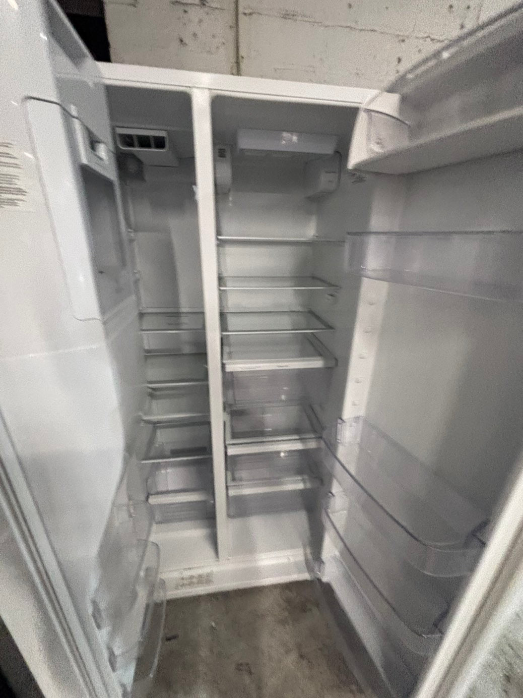 >*36”whirlpool counter depth French doors  fridge white color  (ice maker  doesn’t work) only water 💦 dispenser works !doesn’t affect on the others functions. 36” #WS33WWB