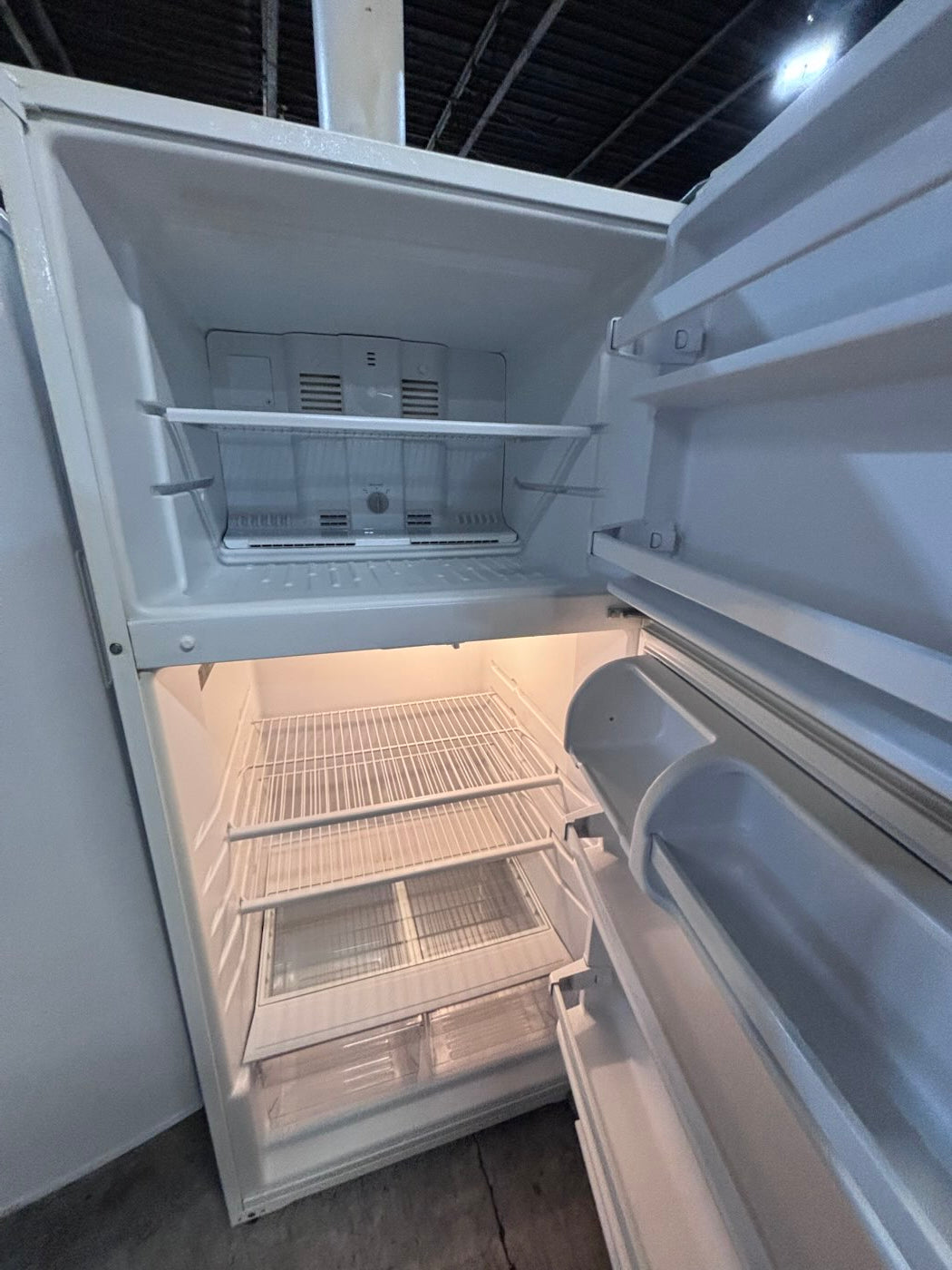 }28”w x 62 1/2h. GE top freezer fridge white working 💯  used-refurbished #FTR12RB