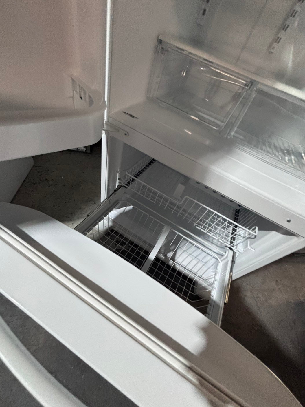 >>whirlpool 33” bottom freezer refrigerator no ice maker white color 33" used-refurbished #RFW9D5B