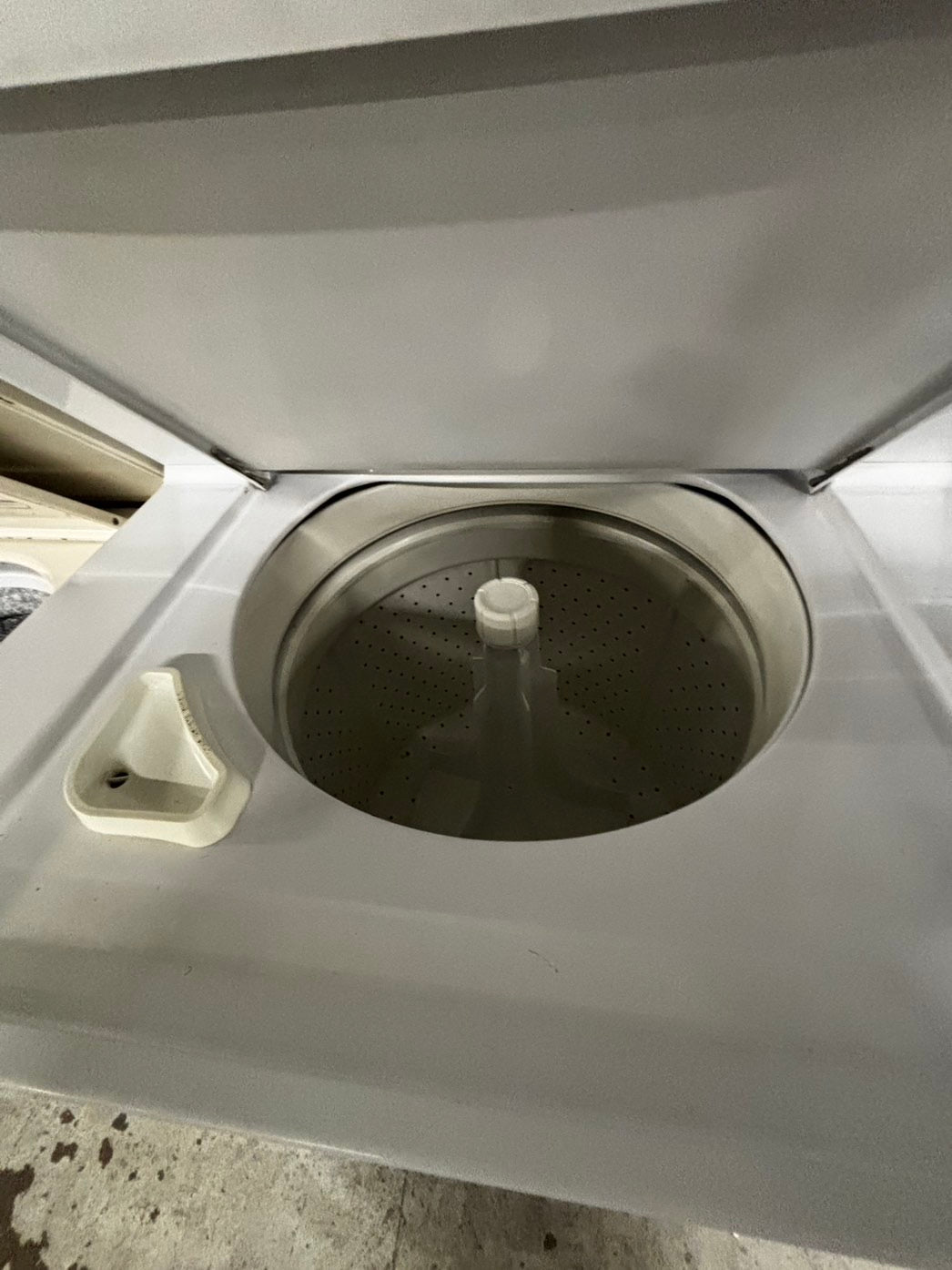 >used-  refurbished Frigidaire stacked laundry center Electric 220v washer & dryer unit in white 27" #LWR28B