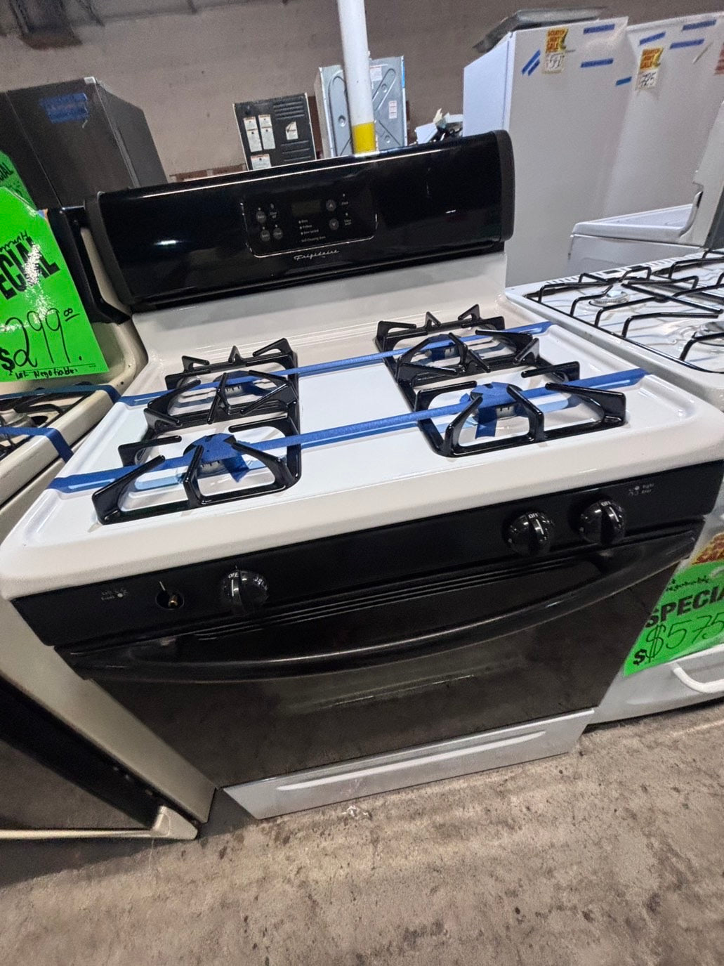 >*sale🔥frigidaire Gas range 4 burner bake broil Hi/Lo self clean in  white & black used-Refurbished 30” #FGH3D7B