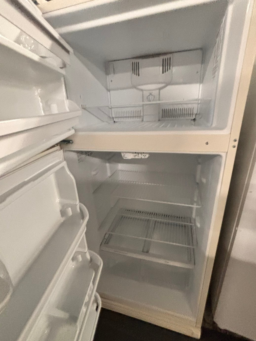 >sale🔥frigidaire 30”18cu.ft -top freezer refrigerator off white color   -used refurbished 30” #TY4NRB