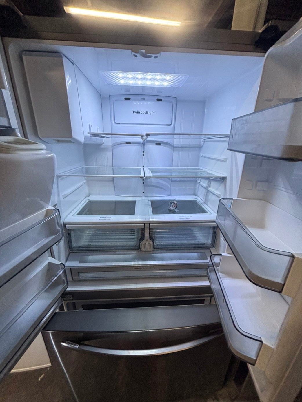 >*36”samsung counter depth French doors  fridge  stainless steel (ice maker  doesn’t work) only water 💦 dispenser works !doesn’t affect on the others functions. 36” #SA24WWB