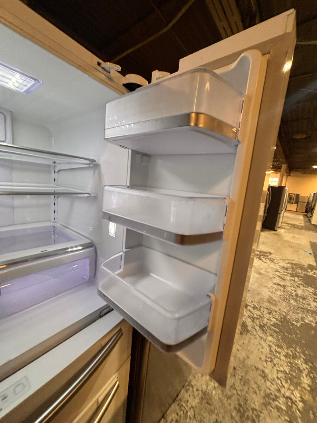 }}Samsung used-Refurbished 36”w x69h x 30” 4 doors  refrigerator white  w/ice & water dispenser  (👀The numbers on the screen are only partially visible).  #SSWF73B