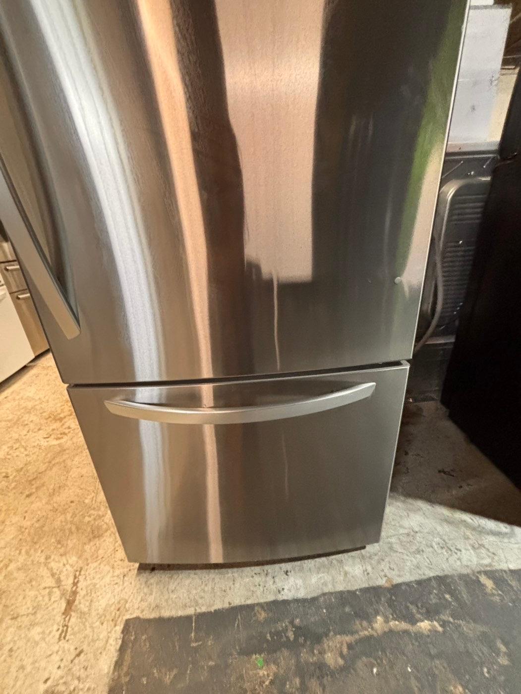 >* LG 33” bottom freezer fridge stainless steel with iced maker inside used -refurbished 30” #LGB5K2B