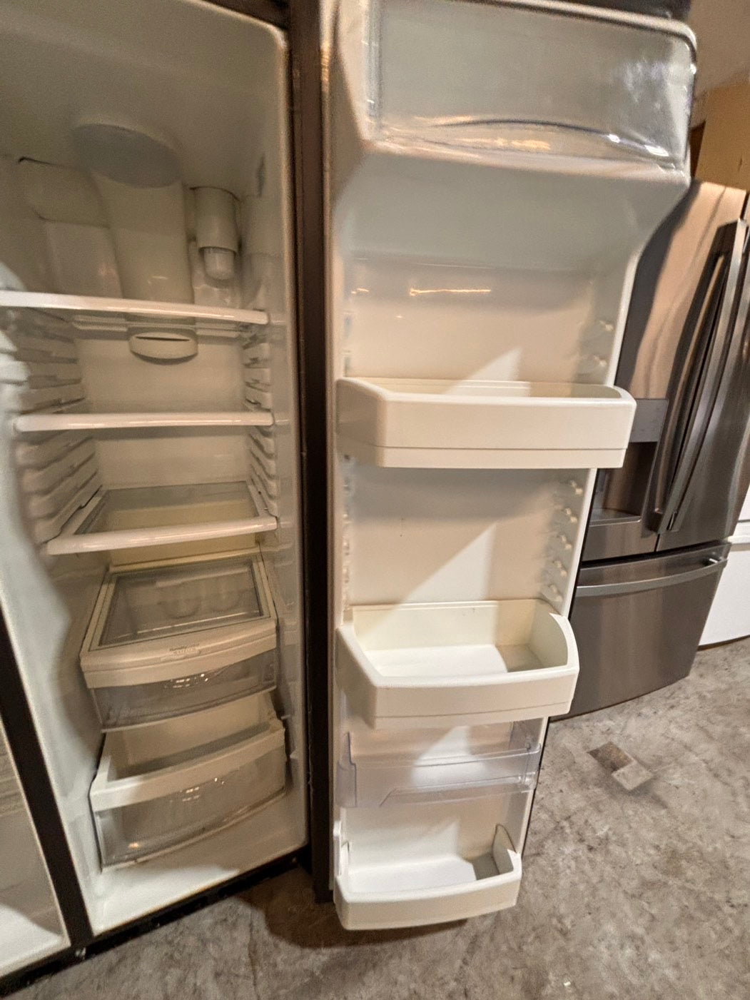 >*CLEARANCE🔥🔥GE Side x side  36”x 69”h x 29depth ,Refrigerator slate  with ice maker & water dispenser /. 36” 26cu.ft used-Refurbished. Item number  #RFU114B