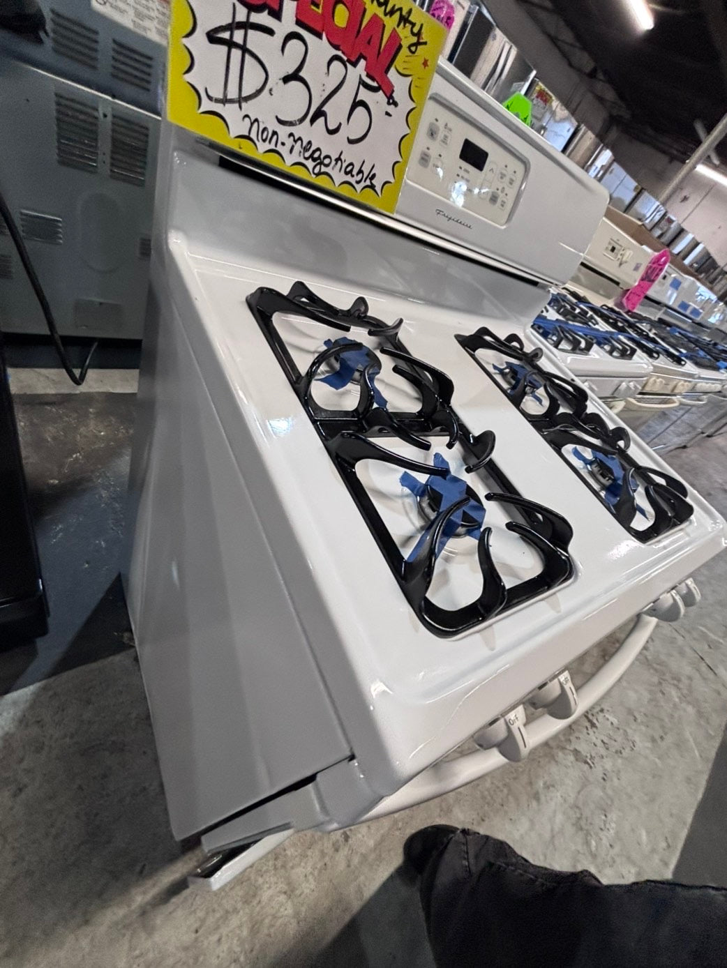 >*sale🔥frigidaire Gas range 4 burner bake broil Hi/Lo self clean in  white used-Refurbished 30” #FGH5D2B