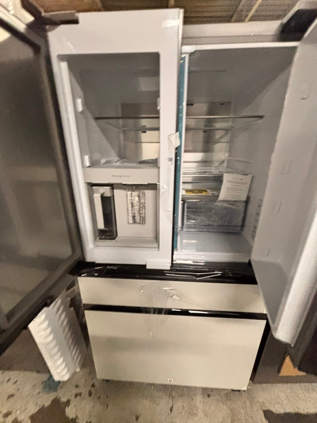>Bespoke 4-Door French Door Smart Refrigerator, White (29 cu. ft.) Custom Bespoke 4-Door French Door Smart Refrigerator in White Glass features a Dual Ice Maker and Beverage Center with water
#RF29G2YB