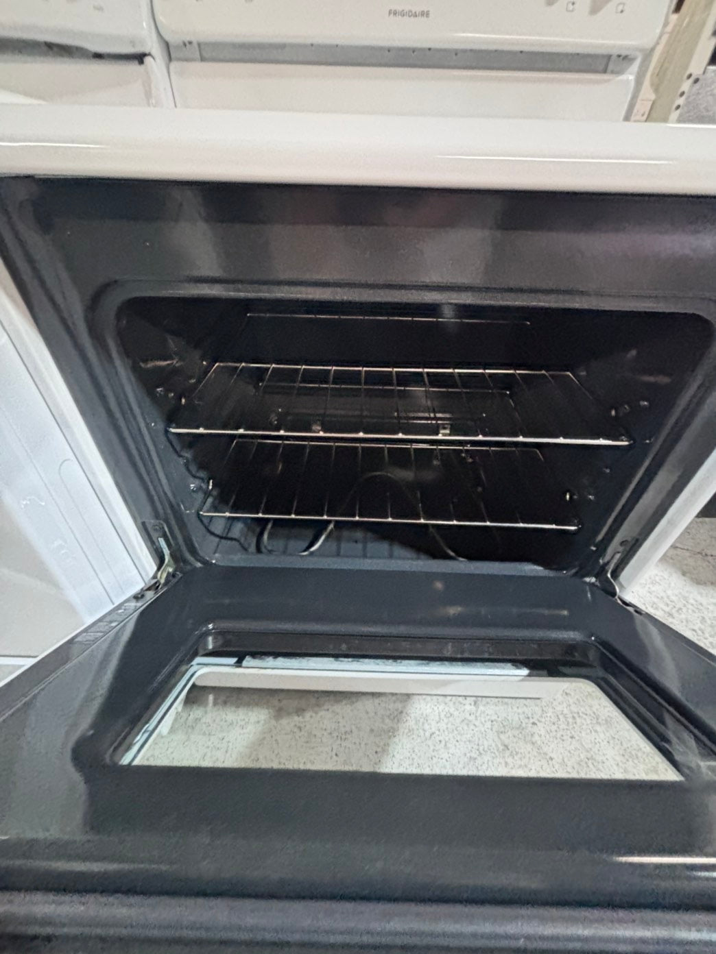 >*frigidaire white  electric coil top range coil 220v bake /Broil 4 burner used-Refurbished  great condition 30" #ESTP55B