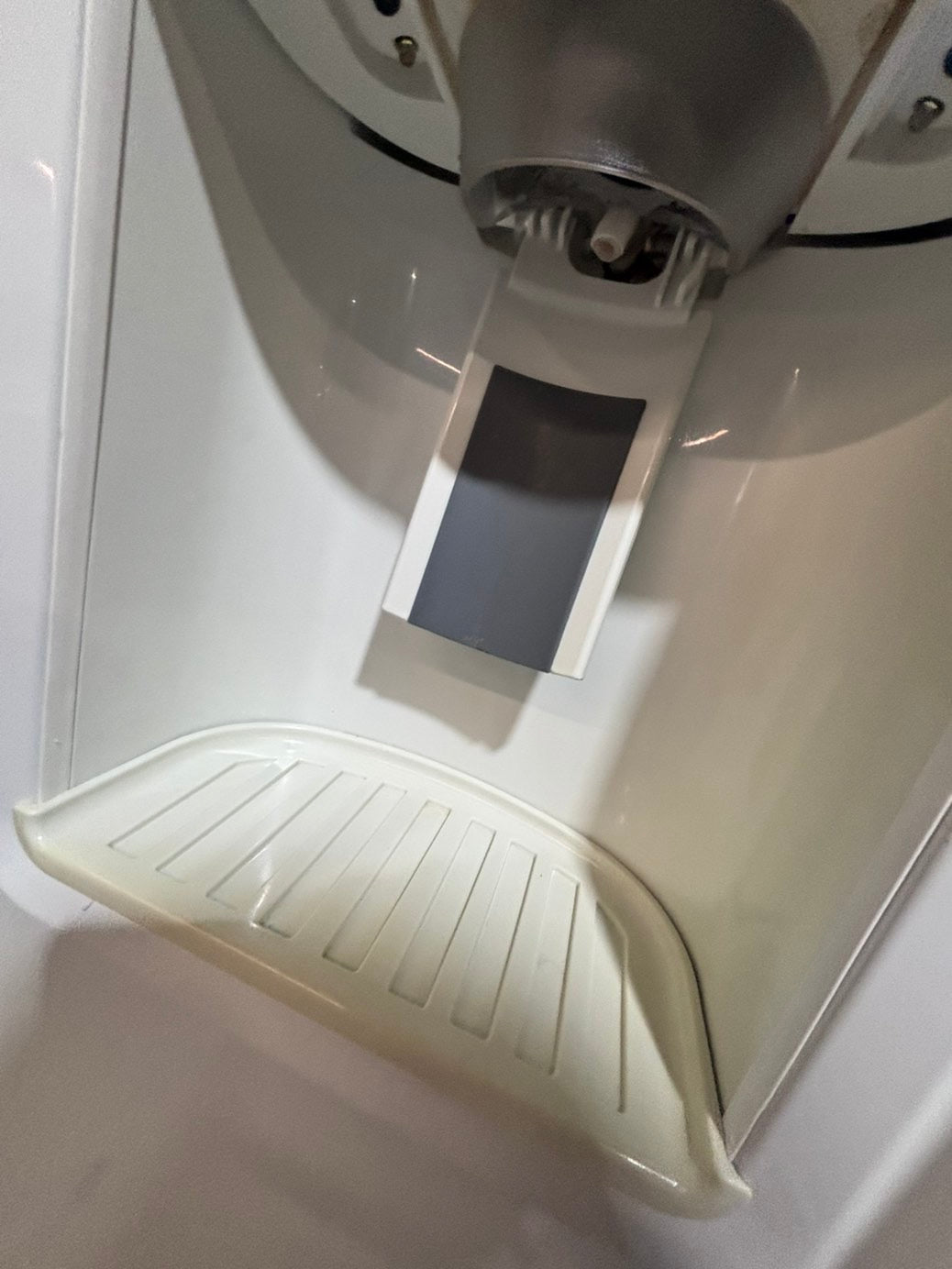 >>36” GE side by side Refrigerator and freezer white  w/ice water dispenser 36” #ARW663B