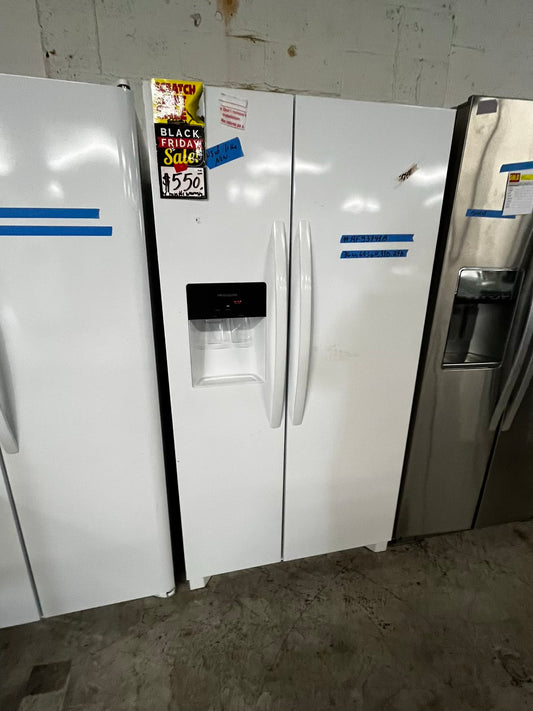 *🎉 Black Friday ⚡️ Frigidaire side by side Refrigerator w/ ice water dispenser  in white gently used - like new 36” #RF93741B