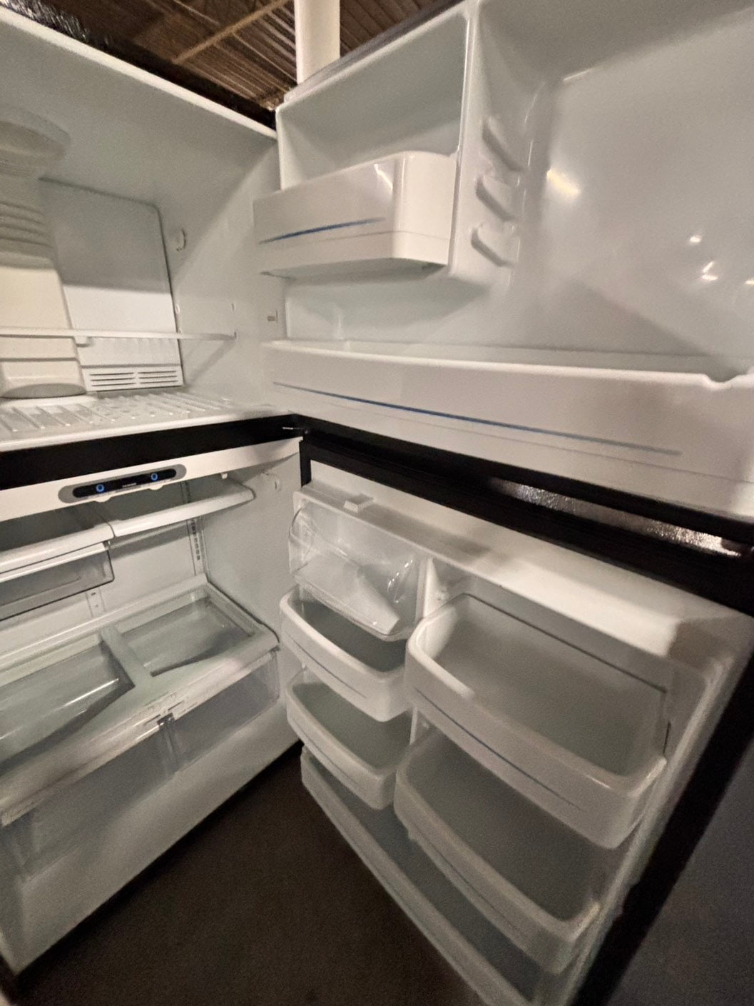 >GE 33” Top freezer fridge with ice maker inside ,black refurbished #RFTY3HB