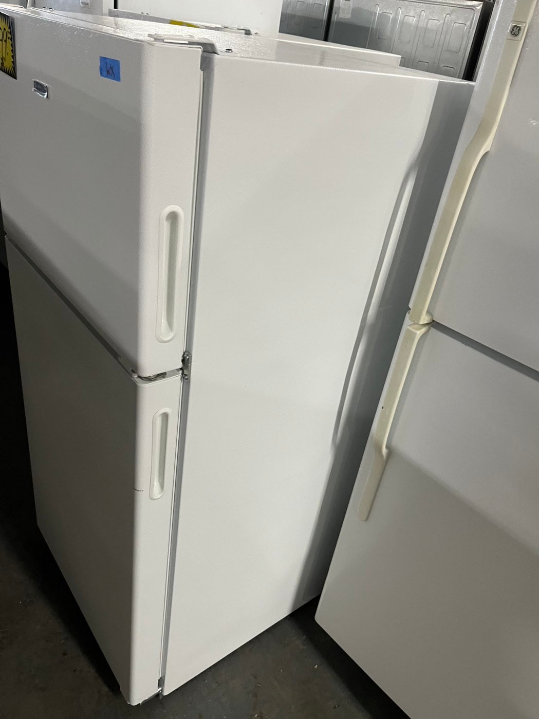 = Hot point  28”top freezer fridge off white used-refurbished #RFHP289B