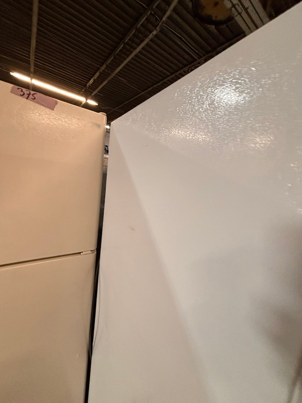 }}28”w x 68 1/2h. Whirlpool  top freezer fridge white color   With ice 🧊 maker inside ,working 💯  used-refurbished #FT6TSRB