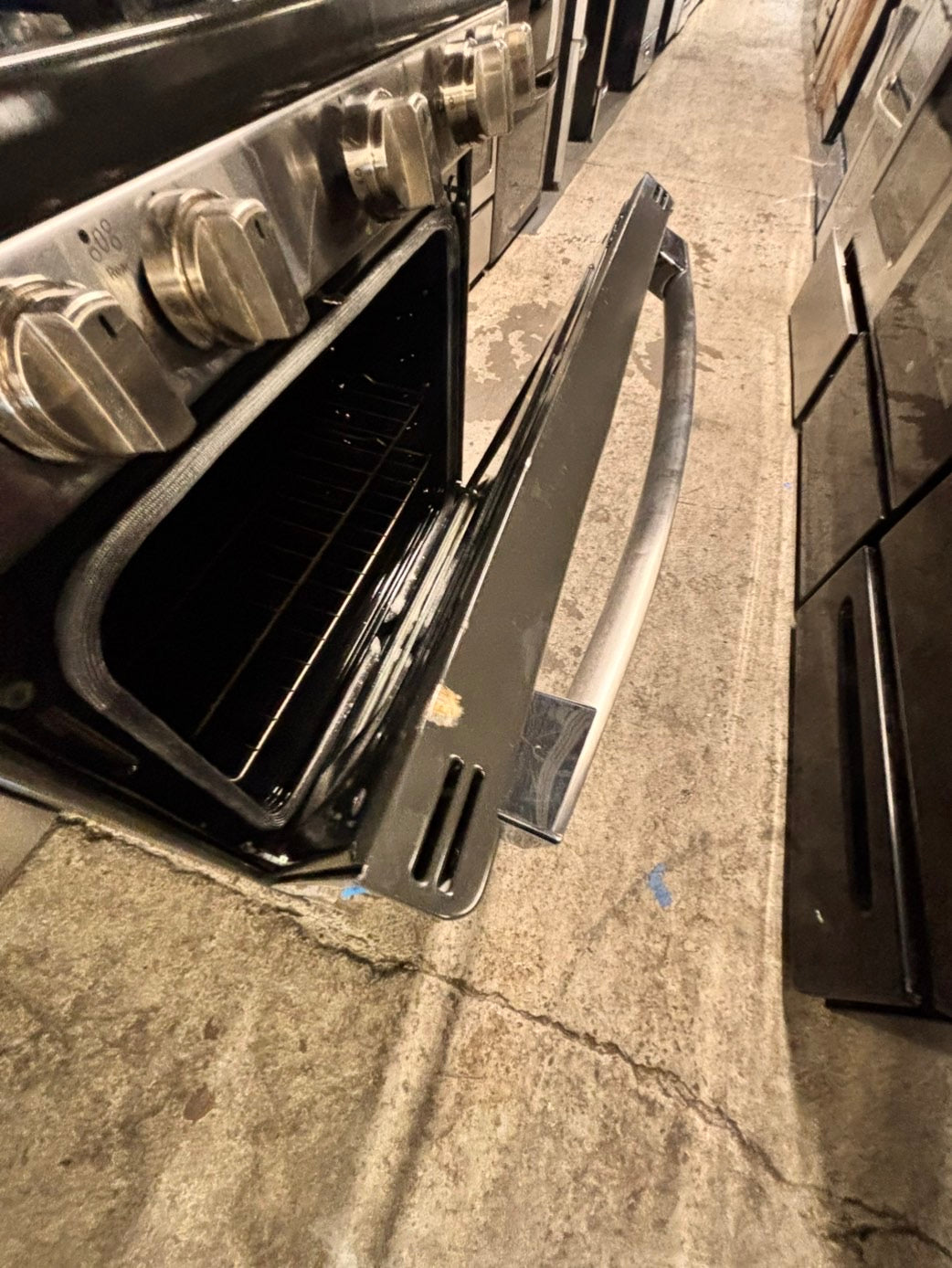 >GE Air-fry Gas range 5 burner convection oven bake ,broil Hi/Lo self clean in stainless steel used-Refurbished 30” #GSG66B