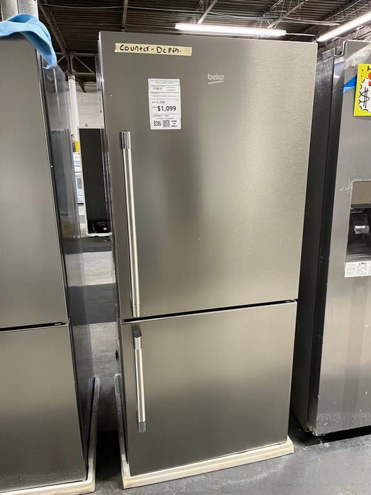 Open Box Beko bottom freezer refrigerator stainless steel w/ ice maker 29" #RF495TB