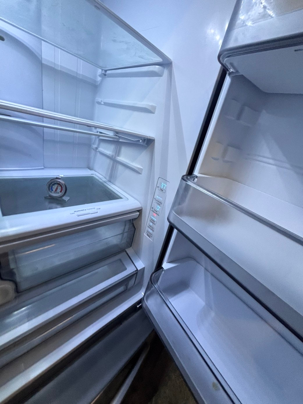 >*36”samsung counter depth French doors  fridge  stainless steel (ice maker  doesn’t work) only water 💦 dispenser works !doesn’t affect on the others functions. 36” #SA24WWB