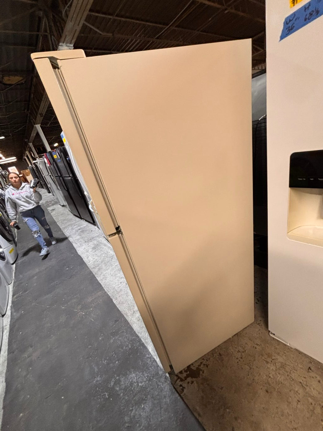 }}clearance 🔥whirlpool off white 30”x 66”heigth x 29depth 18cu.ft top freezer refrigerator (missing 1 leg )          used refurbished working 💯 with warranty #TFBZ76B