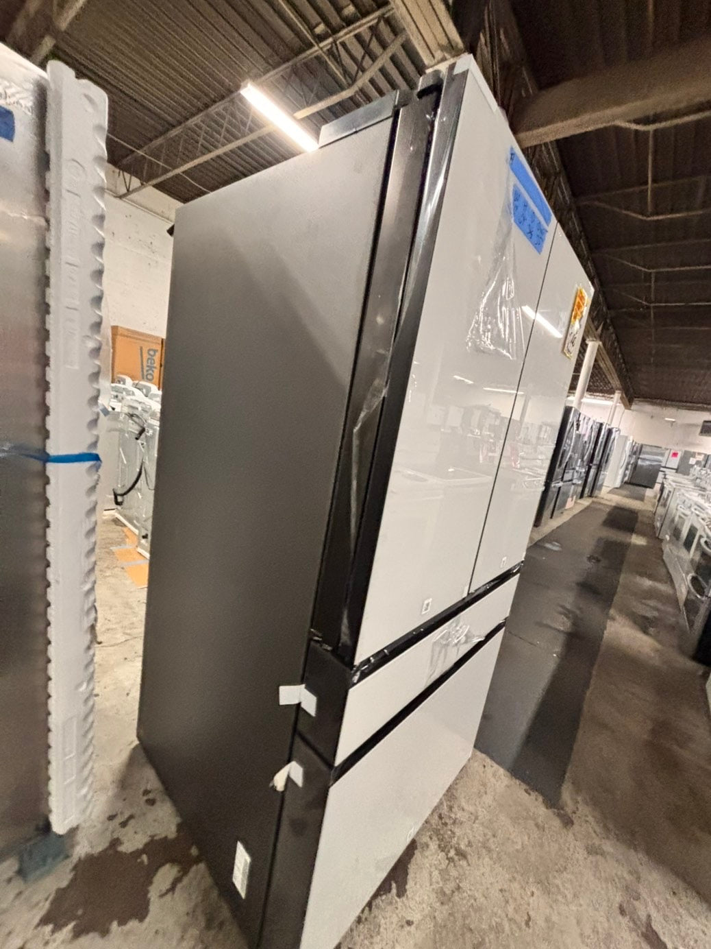 >Bespoke 4-Door French Door Smart Refrigerator, White (29 cu. ft.) Custom Bespoke 4-Door French Door Smart Refrigerator in White Glass features a Dual Ice Maker and Beverage Center with water
#RF29G2YB
