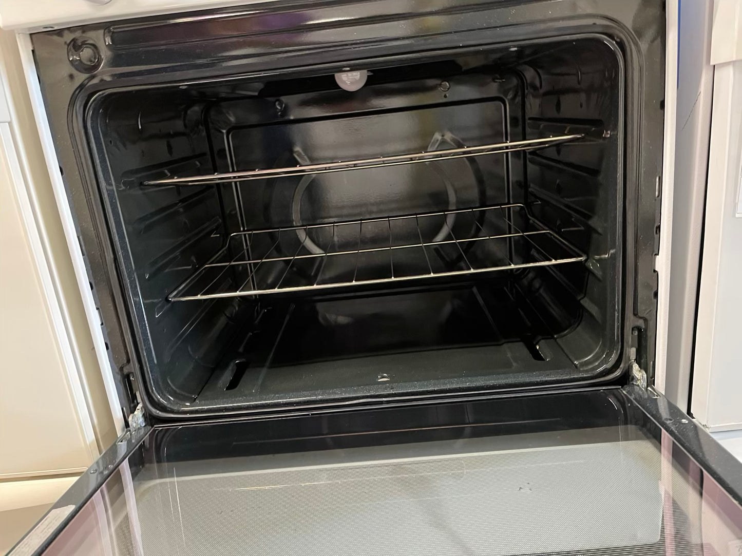 Whirlpool Gas range 4 burner bake broil in white Refurbished 30° #GR214EB