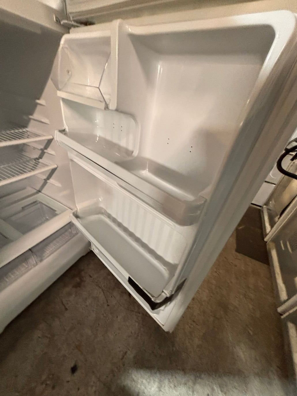 }}28”w x 68 1/2h. Whirlpool  top freezer fridge white color   working 💯  used-refurbished #FWGETSRB