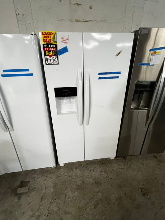*🎉 Black Friday ⚡️ Frigidaire side by side Refrigerator w/ ice water dispenser  in white gently used - like new 36” #RF93741B