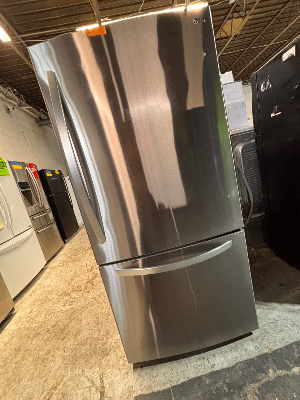 >* LG 33” bottom freezer fridge stainless steel with iced maker inside used -refurbished 30” #LGB5K2B