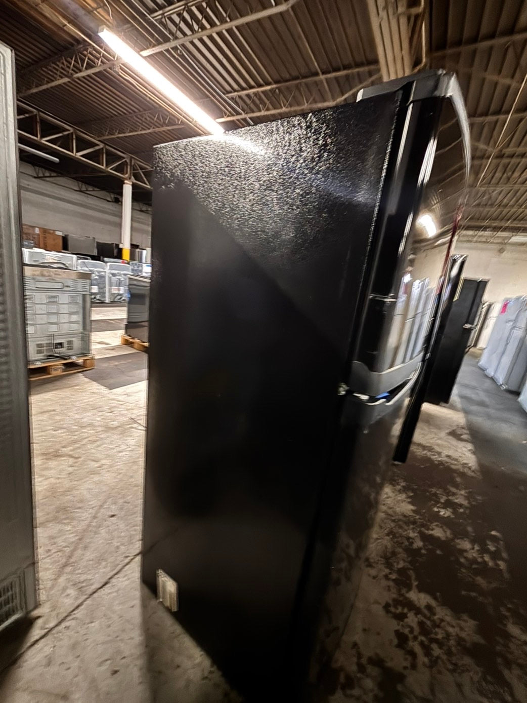 >Special🎈Whirlpool 33” Top freezer fridge with ice maker inside in black  color               used-refurbished #RFW513B