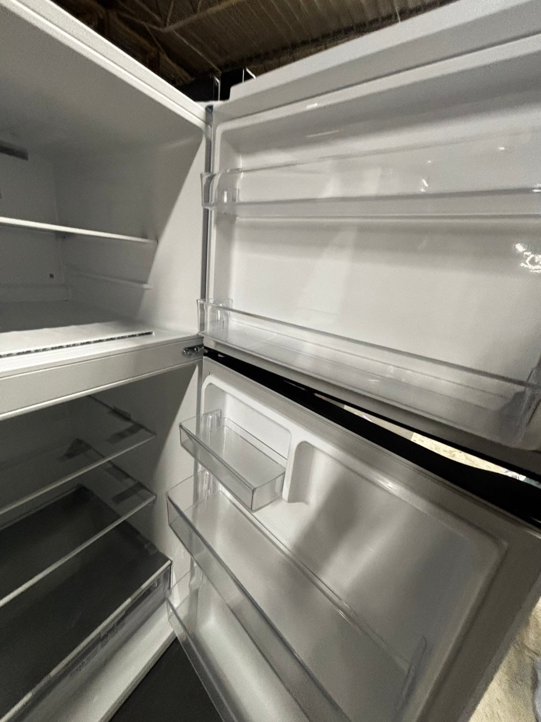 >new scratch and dent -Open box 📦.  This 28 inch freestanding top freezer refrigerator has a generous 18 cu. ft. of space, perfect for storing groceries. The Multi-Air Flow system maintains ideal humidity and temperature levels, keeping your food #RFG18B
