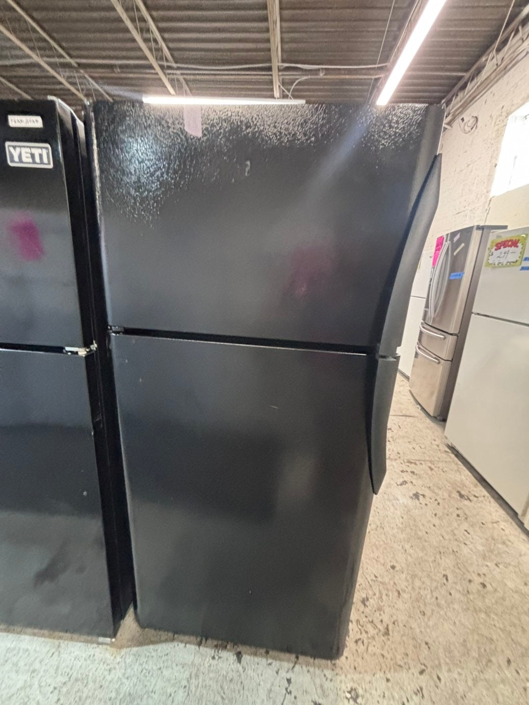 >sale🎈frigidaire  30”18cu.ft -top freezer refrigerator with ice maker black  color    -used refurbished 30” #FF9876B