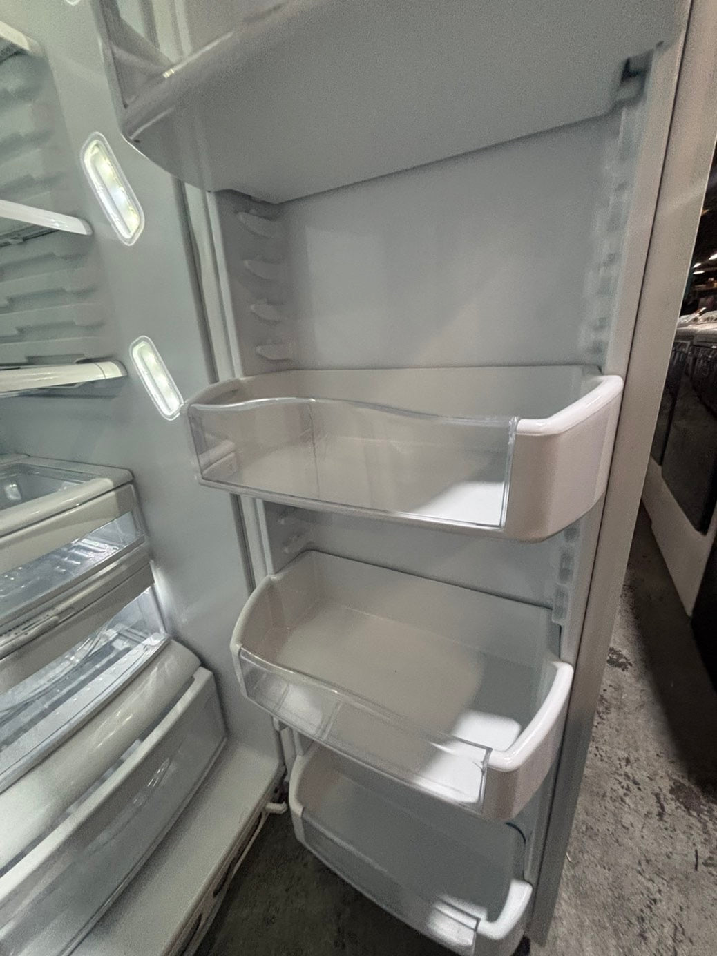 >>36” GE side by side Refrigerator and freezer white  w/ice water dispenser 36” #ARW663B