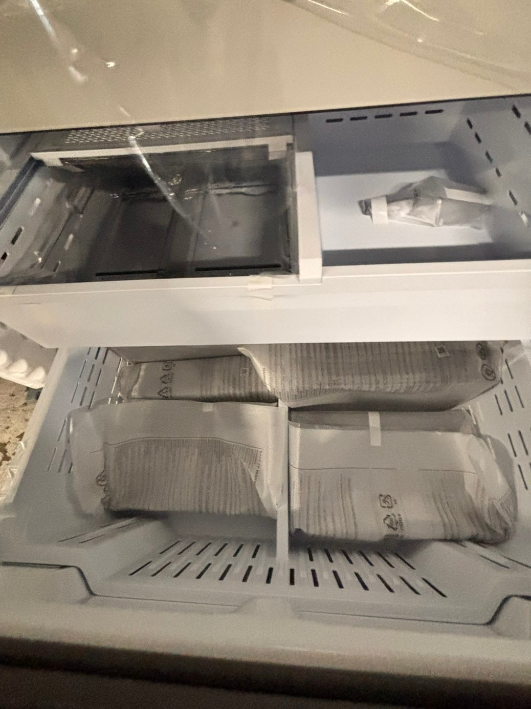 >Bespoke 4-Door French Door Smart Refrigerator, White (29 cu. ft.) Custom Bespoke 4-Door French Door Smart Refrigerator in White Glass features a Dual Ice Maker and Beverage Center with water
#RF29G2YB