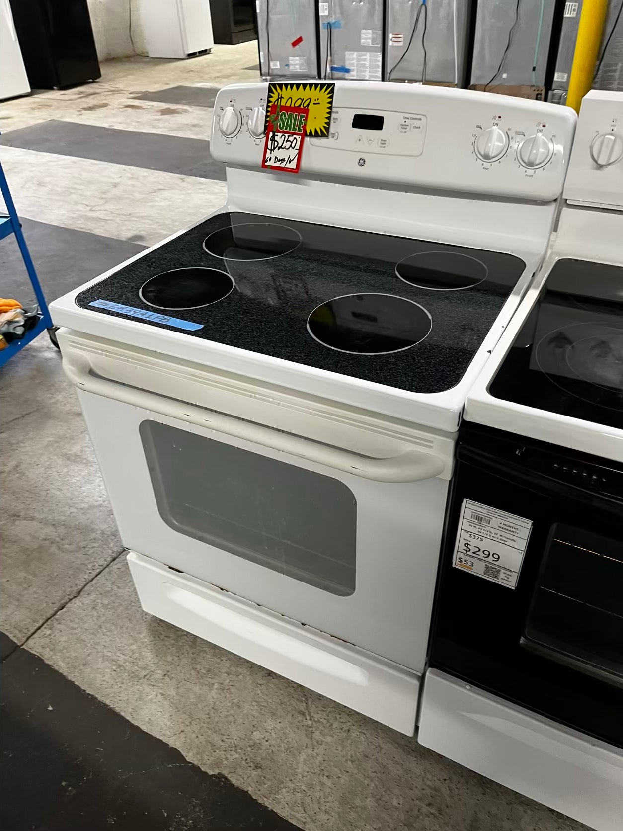 * 🎉 Holidays Sale ⚡️ GE  glass top electric range 220v 4 burner Refurbished in white  bake Broil   30" #ER39A1PB