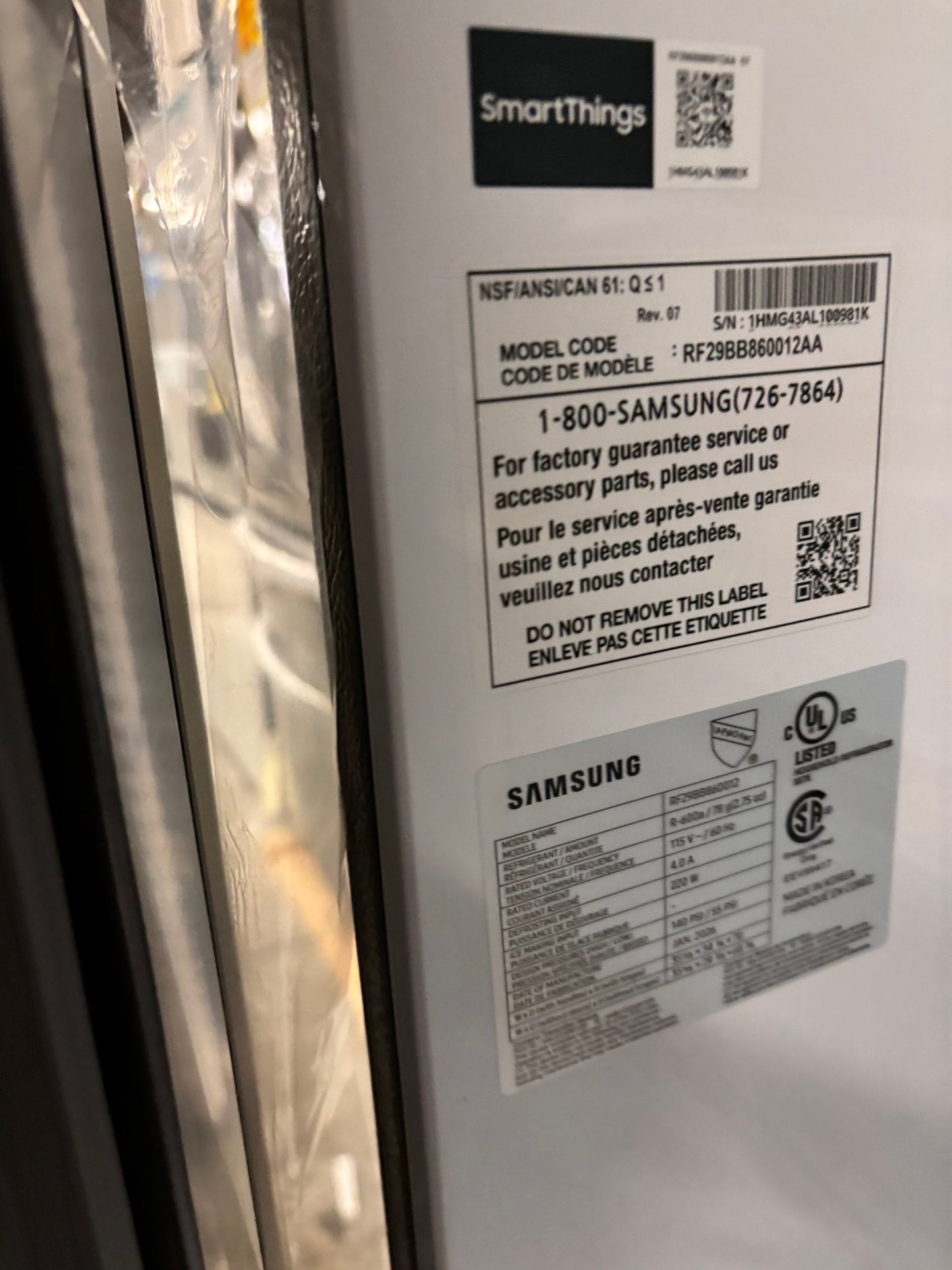 >Bespoke 4-Door French Door Smart Refrigerator, White (29 cu. ft.) Custom Bespoke 4-Door French Door Smart Refrigerator in White Glass features a Dual Ice Maker and Beverage Center with water
#RF29G2YB