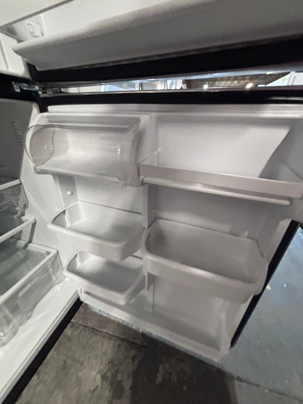>>whirlpool 33” Top freezer fridge  with ice maker inside , black used-refurbished #RFB33B