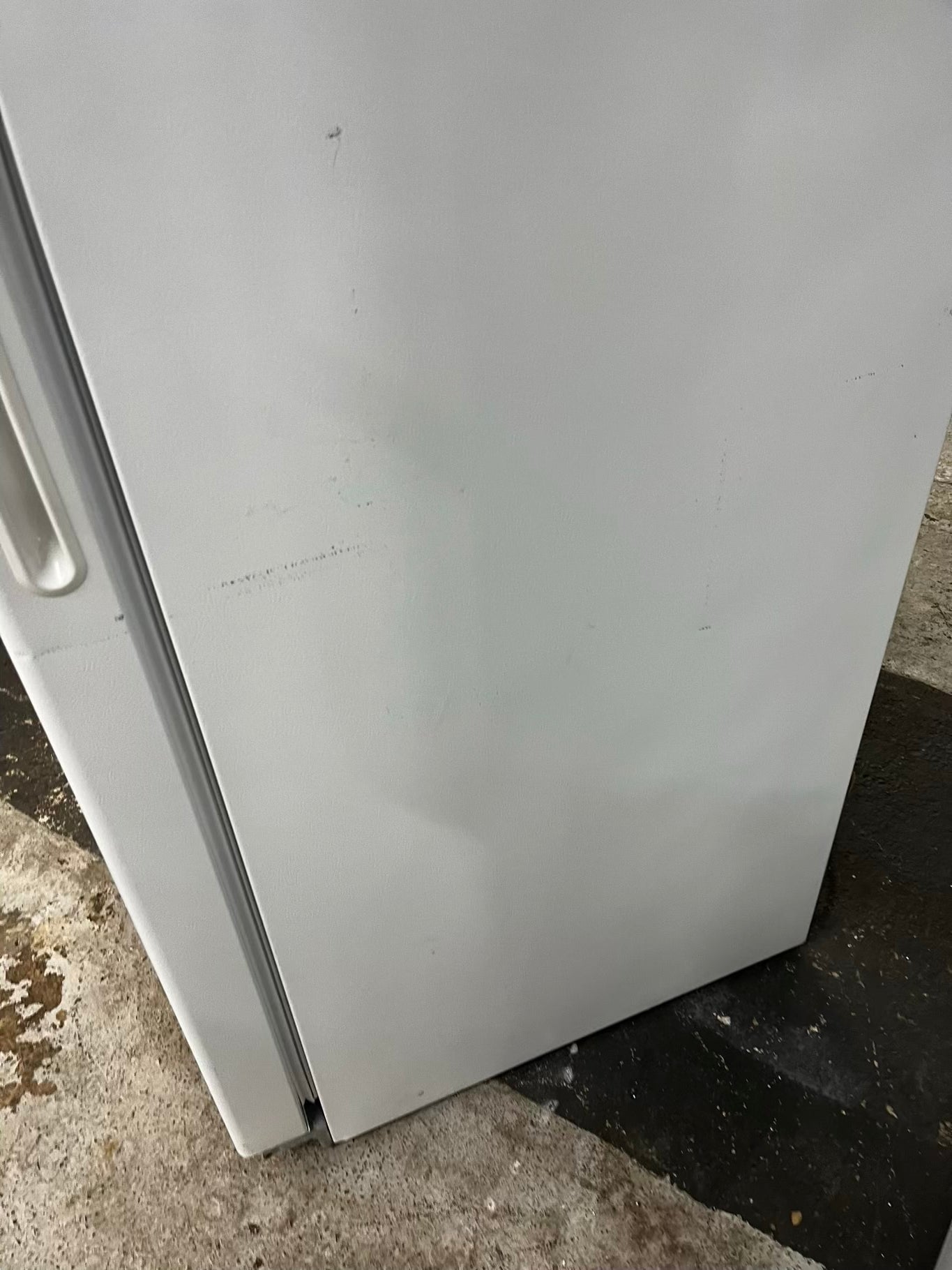 * Hotpoint top freezer refrigerator in white no ice maker 28" #RF903SB