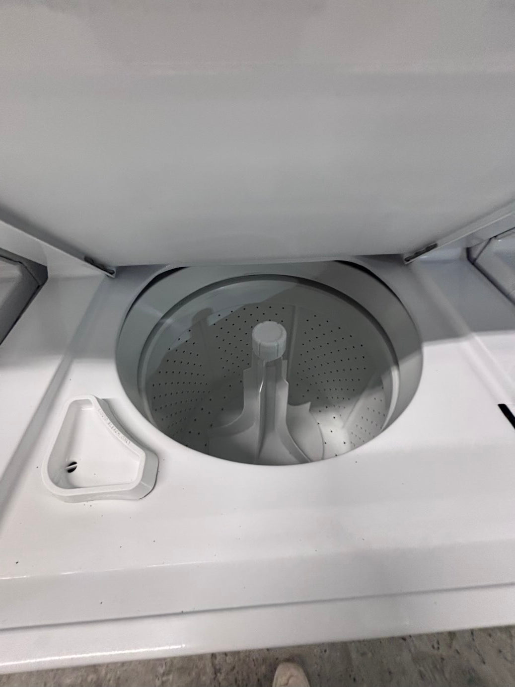 } Frigidaire used-  refurbished stacked laundry center Electric 220v washer & dryer unit in white 27" #LC27W13B