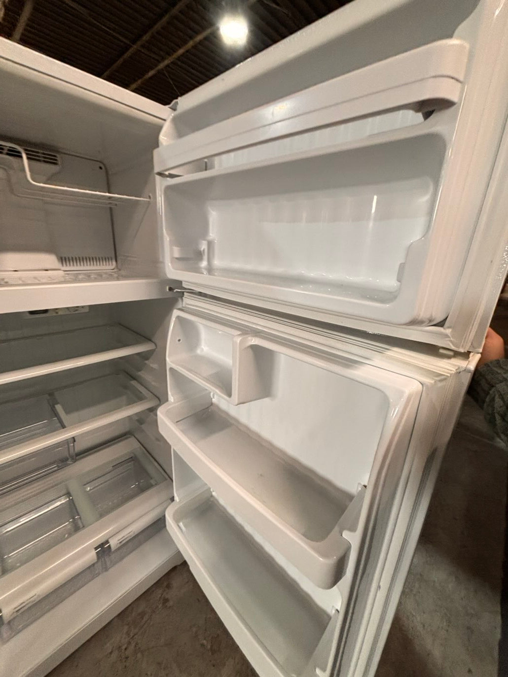 }}28”w x 68 1/2h. Whirlpool  top freezer fridge white color   With ice 🧊 maker inside ,working 💯  used-refurbished #FT6TSRB