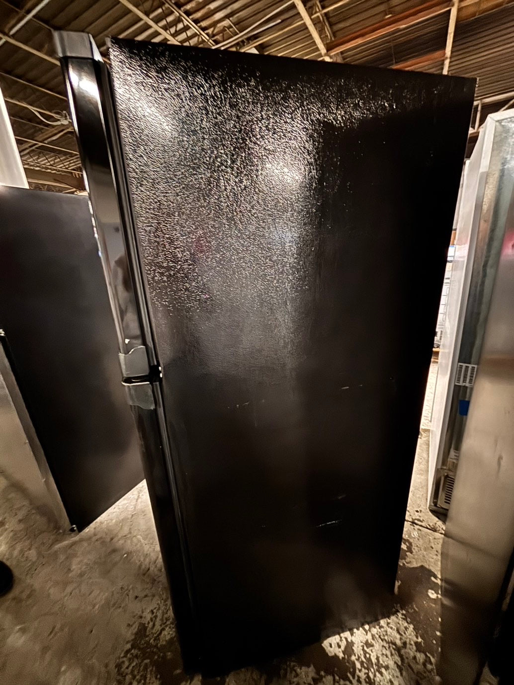 >Special🎈Whirlpool 33” Top freezer fridge with ice maker inside in black  color               used-refurbished #RFW513B